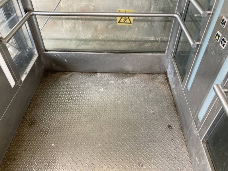Innenansicht eines Fahrstuhls an einem Bahnhof